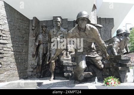 Warschau, Polen. Juli 2024. Seit 1989 erinnert ein zentrales Denkmal auf dem Krasinskych-Platz an den Aufstand der polnischen Untergrundarmee Armija Krajowa AK gegen die deutsche Besatzung am 1. August 1944. Der Aufstand wurde blutig unterdrückt. Etwa 200.000 Polen wurden getötet. Die Nazis zerstörten große Teile Warschaus. Quelle: Friedemann Kohler/dpa/Alamy Live News Stockfoto