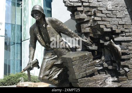 Warschau, Polen. Juli 2024. Seit 1989 erinnert ein zentrales Denkmal auf dem Krasinskych-Platz an den Aufstand der polnischen Untergrundarmee Armija Krajowa AK gegen die deutsche Besatzung am 1. August 1944. Der Aufstand wurde blutig unterdrückt. Etwa 200.000 Polen wurden getötet. Die Nazis zerstörten große Teile Warschaus. Quelle: Friedemann Kohler/dpa/Alamy Live News Stockfoto