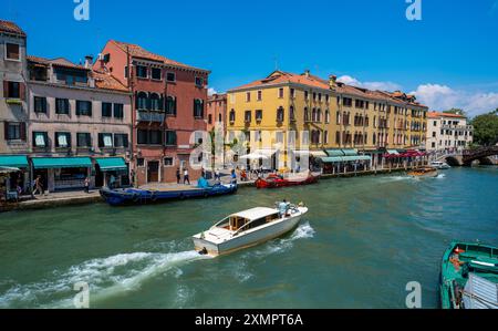 Venedig, Italien - 5. Juni 2024: Bunte Fassaden und aktive Wasserstraßen in Venedig. Stockfoto