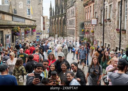 Edinburgh Schottland, Vereinigtes Königreich 29. Juli 2024. Touristen auf der Royal Mile vor den Edinburgh Festivals. Credit sst/alamy Live News Stockfoto