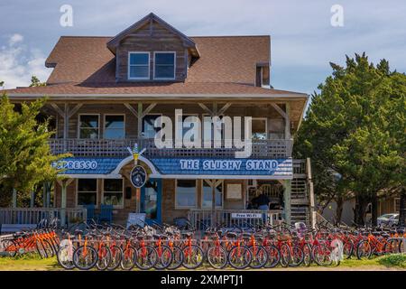 Ocracoke Island, Outer Banks, North Carolina, USA - 16. April 2024: Laden, wo man Fahrräder mieten kann, um die Insel zu erkunden. Stockfoto