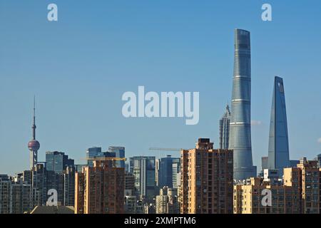 Shanghai, China. Juli 2024. Die Skyline von Lujiazui erscheint am 29. Juli 2024 in Shanghai, China. (Foto: Costfoto/NurPhoto) Credit: NurPhoto SRL/Alamy Live News Stockfoto