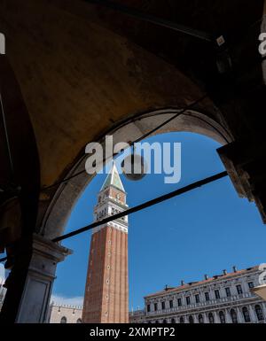 Venedig, Italien - 5. Juni 2024: Arkadenstraße. Markusplatz im Hintergrund. Stockfoto