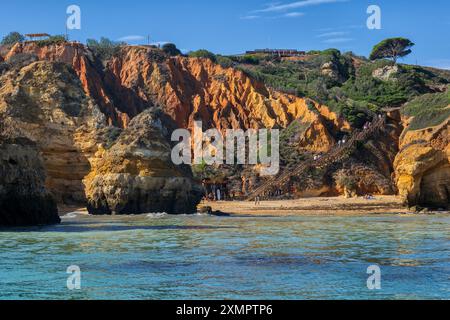 Malerische Algarve Küste mit Praia do Camilo Strand, Blick vom Atlantik in Lagos, Portugal. Stockfoto