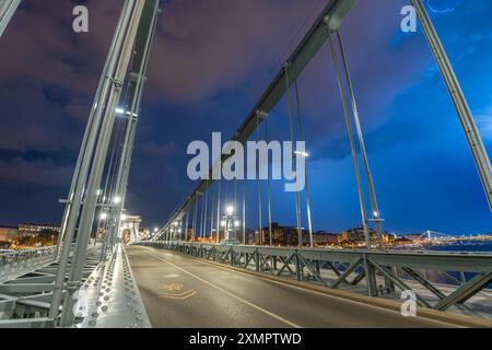 Budapest, Ungarn: 18. Juli 2024: Sturmblick von der Szechenyi Kettenbrücke. Langbelichtungsaufnahme. Stockfoto