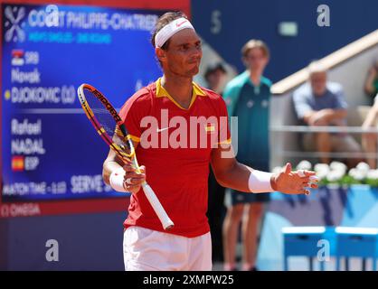 Paris, Frankreich. Juli 2024. Der Spanier Rafael Nadal reagiert am dritten Tag der Olympischen Spiele in Paris am Montag, 29. Juli 2024, in seinem zweiten Rundenspiel gegen Novak Djokovic von Serbien bei Roland Garros. Djokovic gewann das Spiel mit 6:1, 6:4. Foto: Hugo Philpott/UPI Credit: UPI/Alamy Live News Stockfoto