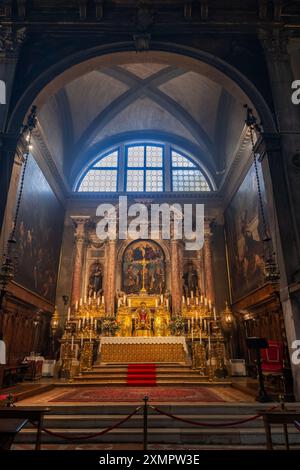 Kirche San Zulian - Chiesa di San Giuliano (St. Julian) im Inneren von Venedig, Italien. Hochaltar mit Gemälde Krönung der Jungfrau mit dem Heiligen Vitu Stockfoto