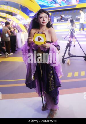 Shanghai, China. Juli 2024. Ein Webcaster sendet am 26. Juli 2024 im Ausstellungsbereich Huya Live Broadcast auf 2024 ChinaJoy in Shanghai, China. (Foto: Costfoto/NurPhoto) Credit: NurPhoto SRL/Alamy Live News Stockfoto