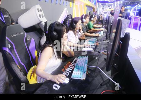 Shanghai, China. Juli 2024. Spielerinnen nehmen am 26. Juli 2024 an einem E-Sport-Wettbewerb bei 2024 ChinaJoy in Shanghai, China, Teil. (Foto: Costfoto/NurPhoto) Credit: NurPhoto SRL/Alamy Live News Stockfoto