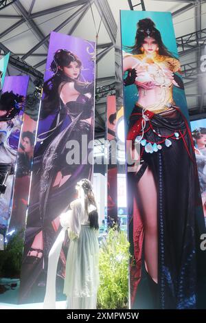 Shanghai, China. Juli 2024. Das Spiel „Swordsman Love III“ wird am 26. Juli 2024 am Xishanju-Stand von Kingsoft auf der 2024 ChinaJoy in Shanghai, China, gezeigt. (Foto: Costfoto/NurPhoto) Credit: NurPhoto SRL/Alamy Live News Stockfoto