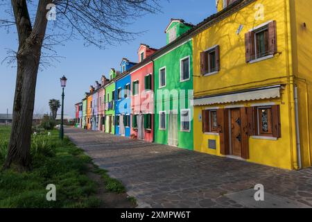 Eine Reihe von bunten Häusern auf der Insel Burano in der Lagune von Venedig, Italien. Stockfoto