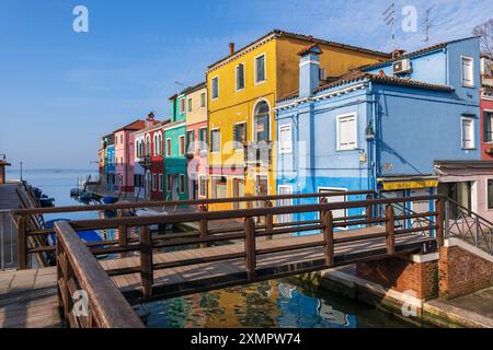 Farbenfrohe Häuser von Burano und Fußgängerbrücke über den Kanal, eine Insel in der Lagune von Venedig, Norditalien. Stockfoto