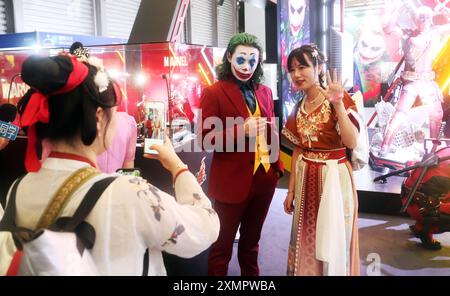 Shanghai, China. Juli 2024. Am 26. Juli 2024 lädt ein Clownskosplayer zum Posen für ein Gruppenfoto im ChinaJoy Ausstellungsbereich 2024 der DC und Marvel Toy Models in Shanghai, China, ein. (Foto: Costfoto/NurPhoto) Credit: NurPhoto SRL/Alamy Live News Stockfoto