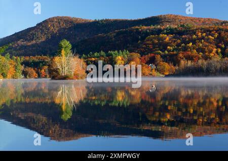 Echo Lake, in der Nähe von Ludlow, Indian Summer, Vermont, USA Stockfoto