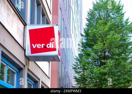 Red Vereinte Dienstleistungsgewerkschaft Verdi Sign, German United Services Trade Union Building, Workrights and Social Justice, Frankfurt - 22. Juli Stockfoto