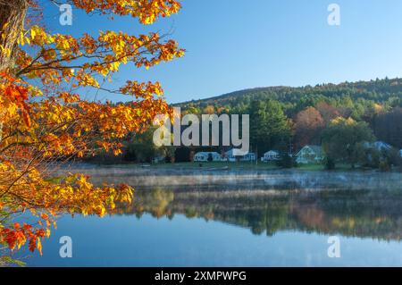 USA, New England, Vermont, Ludlow, Echo Lake, erstes Licht im Herbst Stockfoto