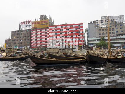 Lokale Boote auf dem Buriganga River, Dhaka Division, Keraniganj, Bangladesch Stockfoto