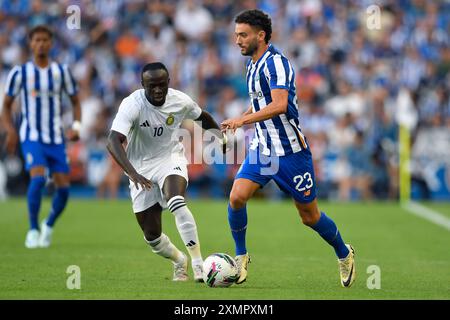 28. Juli 2024: Estadio do Dragao, Porto, Portugal: Fußballspiel vor der Saison, FC Porto gegen Al-Nassr: Jo&#xe3;o Mário of Porto Challenges Sadio Mané von Al-Nassr Credit: Action Plus Sports Images/Alamy Live News Stockfoto