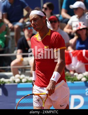 Paris, Frankreich. Juli 2024. Der Spanier Rafael Nadal reagiert am dritten Tag der Olympischen Spiele in Paris am Montag, 29. Juli 2024, in seinem zweiten Rundenspiel gegen Novak Djokovic von Serbien bei Roland Garros. Djokovic gewann das Spiel mit 6:1, 6:4. Foto: Hugo Philpott/UPI Credit: UPI/Alamy Live News Stockfoto