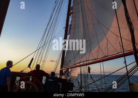 Schleswig-Holstein, Impressionen aus Travemünde, Segelschiff im Sonnenuntergang, *** Schleswig Holstein, Impressionen aus Travemünde, Segelschiff bei Sonnenuntergang, Stockfoto