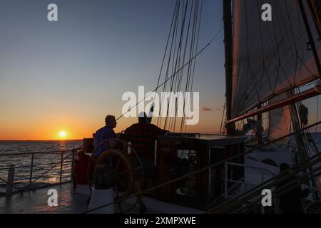 Schleswig-Holstein, Impressionen aus Travemünde, Segelschiff im Sonnenuntergang, *** Schleswig Holstein, Impressionen aus Travemünde, Segelschiff bei Sonnenuntergang, Stockfoto