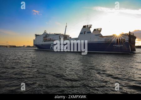 Schleswig-Holstein, Impressionen aus Travemünde, Finnlines Fähre im Sonnenuntergang. *** Schleswig Holstein, Impressionen von Travemünde, Finnlines Fähre bei Sonnenuntergang Stockfoto