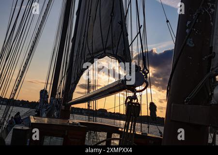 Schleswig-Holstein, Impressionen aus Travemünde, Segelschiff im Sonnenuntergang, *** Schleswig Holstein, Impressionen aus Travemünde, Segelschiff bei Sonnenuntergang, Stockfoto