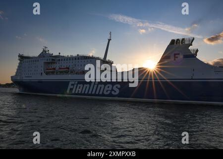 Schleswig-Holstein, Impressionen aus Travemünde, Finnlines Fähre im Sonnenuntergang. *** Schleswig Holstein, Impressionen von Travemünde, Finnlines Fähre bei Sonnenuntergang Stockfoto