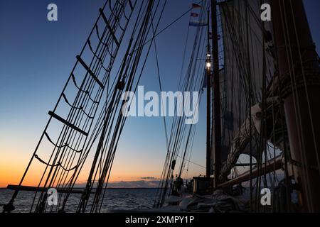 Schleswig-Holstein, Impressionen aus Travemünde, Segelschiff im Sonnenuntergang, *** Schleswig Holstein, Impressionen aus Travemünde, Segelschiff bei Sonnenuntergang, Stockfoto