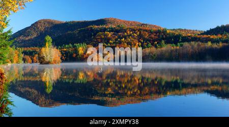 Panorama, Echo Lake in der Nähe von Ludlow, Indian Summer, Vermont, USA Stockfoto