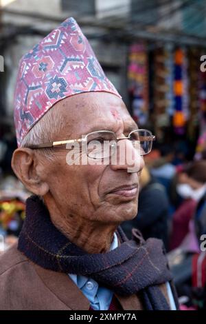 Nepalesische Gentleman mit traditioneller dhaka-Topi-Mütze oder -Mütze in den Straßen von Kathmandu, Nepal. Stockfoto