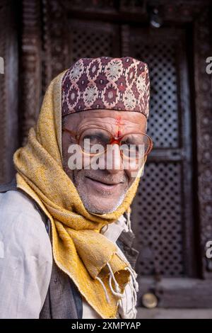 Nepalesische Gentleman mit traditioneller dhaka-Topi-Mütze oder -Mütze in den Straßen von Kathmandu, Nepal. Stockfoto