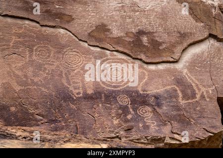 Eine prähispanische Felskunst- oder Petroglyphenplatte der Ureinwohner Fremont im Nine Mile Canyon, Utah. Hier sind anthropomorphe oder menschliche Figuren dargestellt Stockfoto