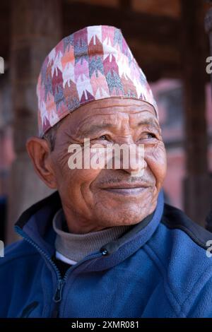 Nepalesische Gentleman mit traditioneller dhaka-Topi-Mütze oder -Mütze in den Straßen von Kathmandu, Nepal. Stockfoto