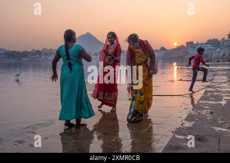 Pilgerinnen zünden Kerzen am heiligen Puskhar-See während der Pushkar-Kamelmesse in Pushkar, Rajasthan, Indien, Asien Stockfoto