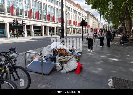 Auf dem Bürgersteig entlang der Tottenham Court Road im Zentrum von London, W1, England, Vereinigtes Königreich Stockfoto