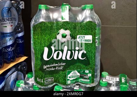 Volvic Mineralwasser. Volvic ist ein natürliches Mineralwasser aus Frankreich, das seit 1938 abgefüllt wird, seit 1993 zum Lebensmittelhersteller Danone gehört und von diesem Unternehmen als Marke geführt wird. Die Quelle befindet sich in Volvic im Departement Puy-de-Dome und ist von vulkanischem Gestein umgeben. Jährlich werden zirka 2,7 Millionen Kubikmeter Wasser abgefüllt. Volvic wird in rund 60 Ländern exportiert, der Grossteil wird in Deutschland, Frankreich und Grossbritannien vertrieben *** Volvic Mineralwasser Volvic ist ein natürliches Mineralwasser aus Frankreich, das seit 19 in Flaschen abgefüllt wird Stockfoto