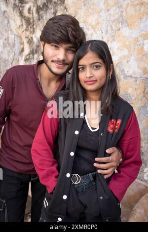 Zwei junge Menschen posieren für Porträt im westlichen Puskar See während der Pushkar Kamelmesse in Pushkar, Rajasthan, Indien, Asien Stockfoto
