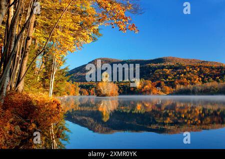 Echo Lake, in der Nähe von Ludlow, Indian Summer, Vermont, USA Stockfoto