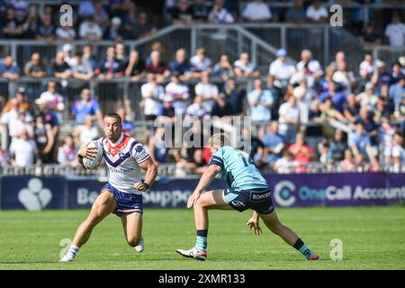 Wakefield, England - 28. Juli 2024: Thomas Doyle von Wakefield Trinity nimmt sich Harry Bowes von den Featherstone Rovers an. Rugby League Betfred Championship, Wakefield Trinity vs Featherstone Rovers im DIY Kitchens Stadium, Wakefield, UK Dean Williams Stockfoto