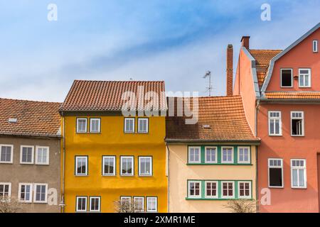 Farbenfrohe Fassaden alter Häuser in Bad Langensalza, Deutschland Stockfoto