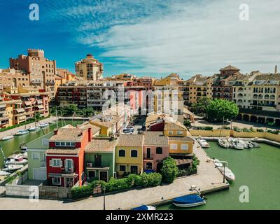 Farbenfrohe Häuser, Gebäude und Yachten in Port Saplaya, Valencias kleinem Venedig. . Hochwertige Fotos Stockfoto