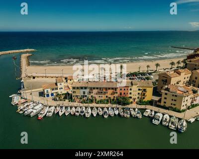 Farbenfrohe Häuser, Gebäude und Yachten in Port Saplaya, Valencias kleinem Venedig. . Hochwertige Fotos Stockfoto