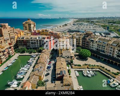 Farbenfrohe Häuser, Gebäude und Yachten in Port Saplaya, Valencias kleinem Venedig. . Hochwertige Fotos Stockfoto