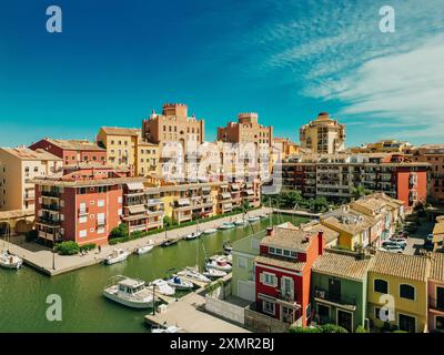 Farbenfrohe Häuser, Gebäude und Yachten in Port Saplaya, Valencias kleinem Venedig. . Hochwertige Fotos Stockfoto