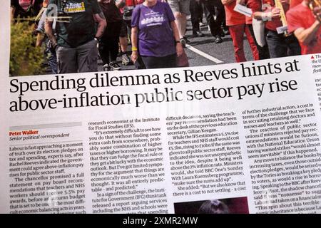 "Ausgabendilemma wie (Rachel) Reeves auf eine über der Inflation liegende Lohnerhöhung im öffentlichen Sektor hindeutet" Schlagzeile der Guardian-Zeitung 22. Juli 2024 London England Großbritannien Stockfoto