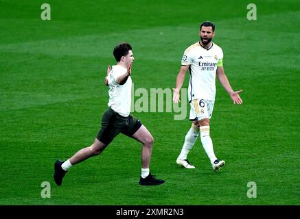 Dateifoto vom 01.06.2024 eines Eindringlings im UEFA Champions League-Finale. Der Football Association wurde wegen der Invasionen auf dem Spielfeld, die den Beginn des Champions League-Finales in Wembley verhinderten, mit einer Geldstrafe belegt. Ausgabedatum: Montag, 29. Juli 2024. Stockfoto