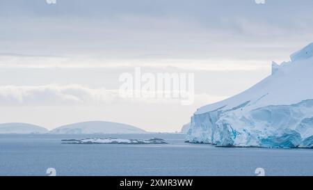 Antarktis Landschaftsfotografie unglaubliche gefrorene Eisberge, Gletscher, schneebedeckte Berge in der Ferne Soft Light Nature Neumayer Channel Stockfoto