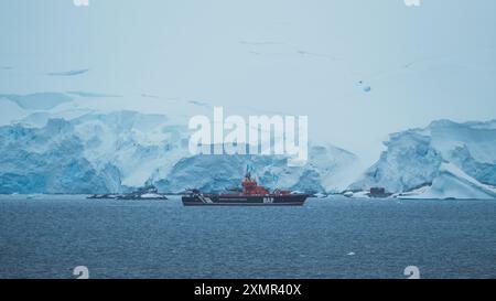 Neumayer Channel, Antarktis - 28. Dezember 2023: Foto vom Kreuzfahrtschiff des DAP Science Ship Helicopter Carrier vor dem Schelfeis Schnee Stockfoto