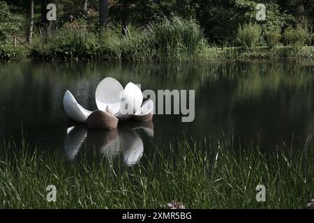 Im Himalayan Garden & Sculpture Park schwimmende Magnolia-Skulptur am Magnolia Lake Stockfoto